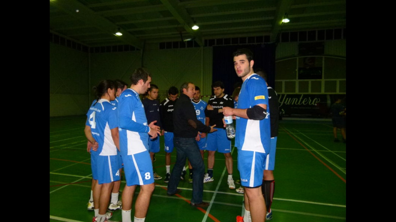 Paco Vidal en el centro, seguirá dando instrucciones. Marchán, a la derecha, podría fichar en Asobal