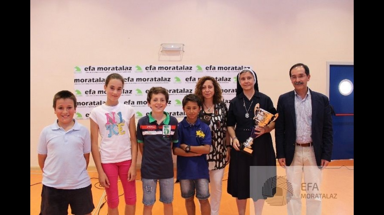 Los ganadores de las III Olimpiadas Matemáticas, junto al concejal de Educación. Foto: EFA Moratalaz