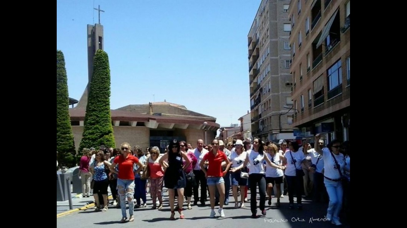 Un momento de los bailes en la plaza del Gran Teatro