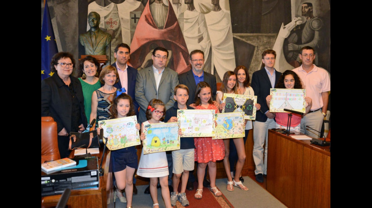 Foto de familia de ganadores, profesores y autoridades