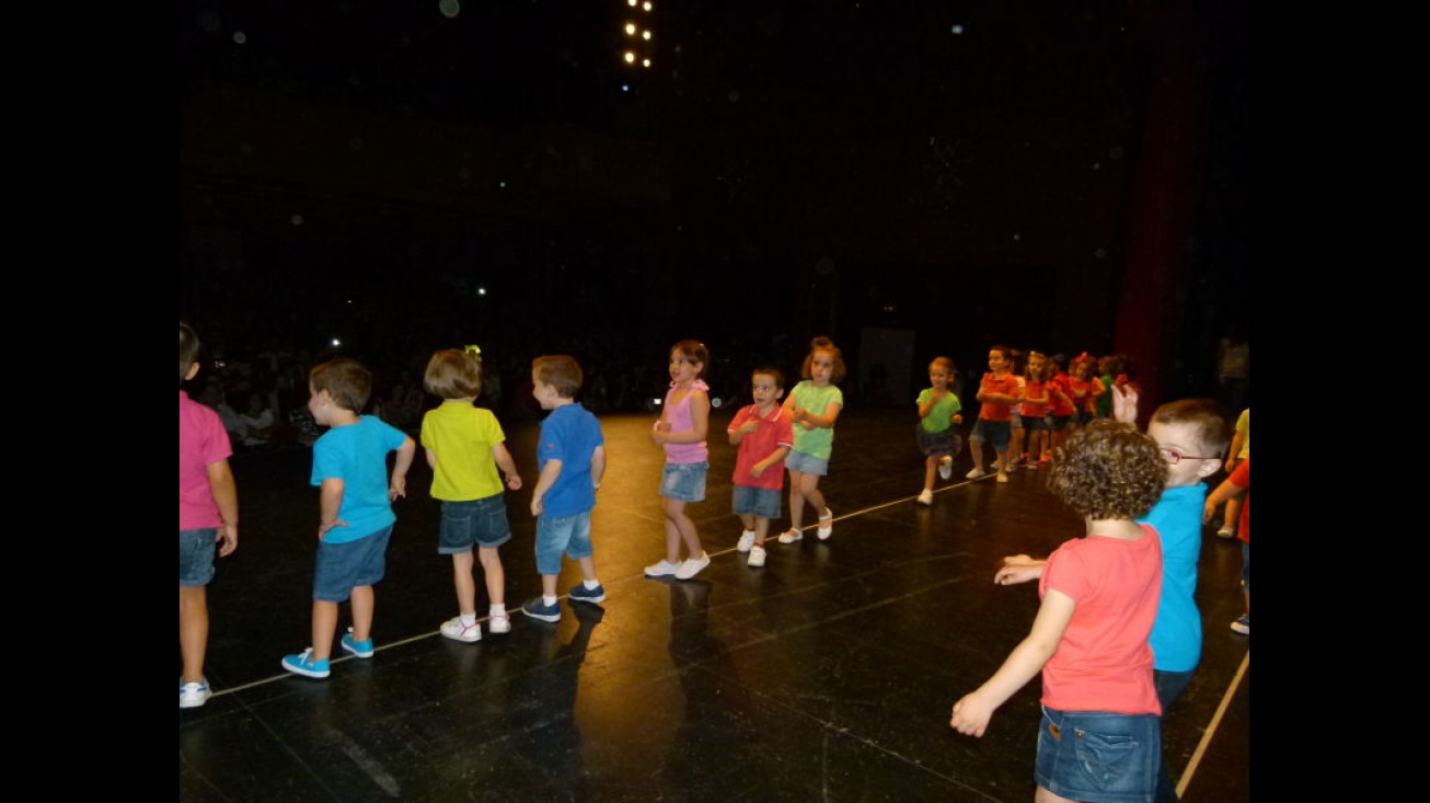 Actuación de los pequeños en el Gran Teatro