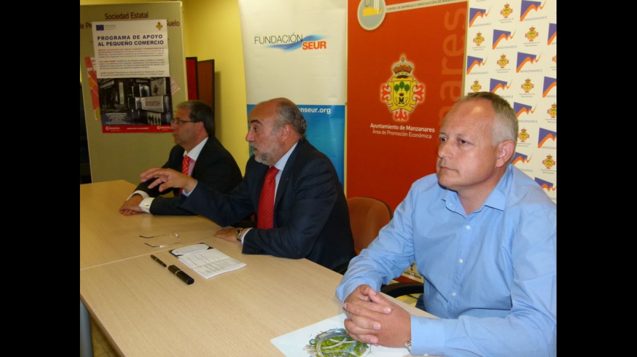 Presentación del III Concurso Emprende en Manzanares junto a representantes de CCM (izquierda) y de Seur (derecha)