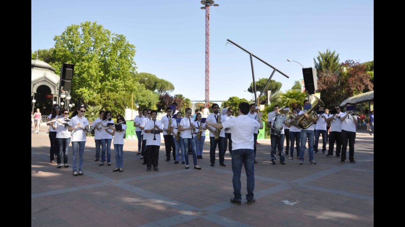 Actuación de la banda juvenil en el Parque de Atracciones de Madrid