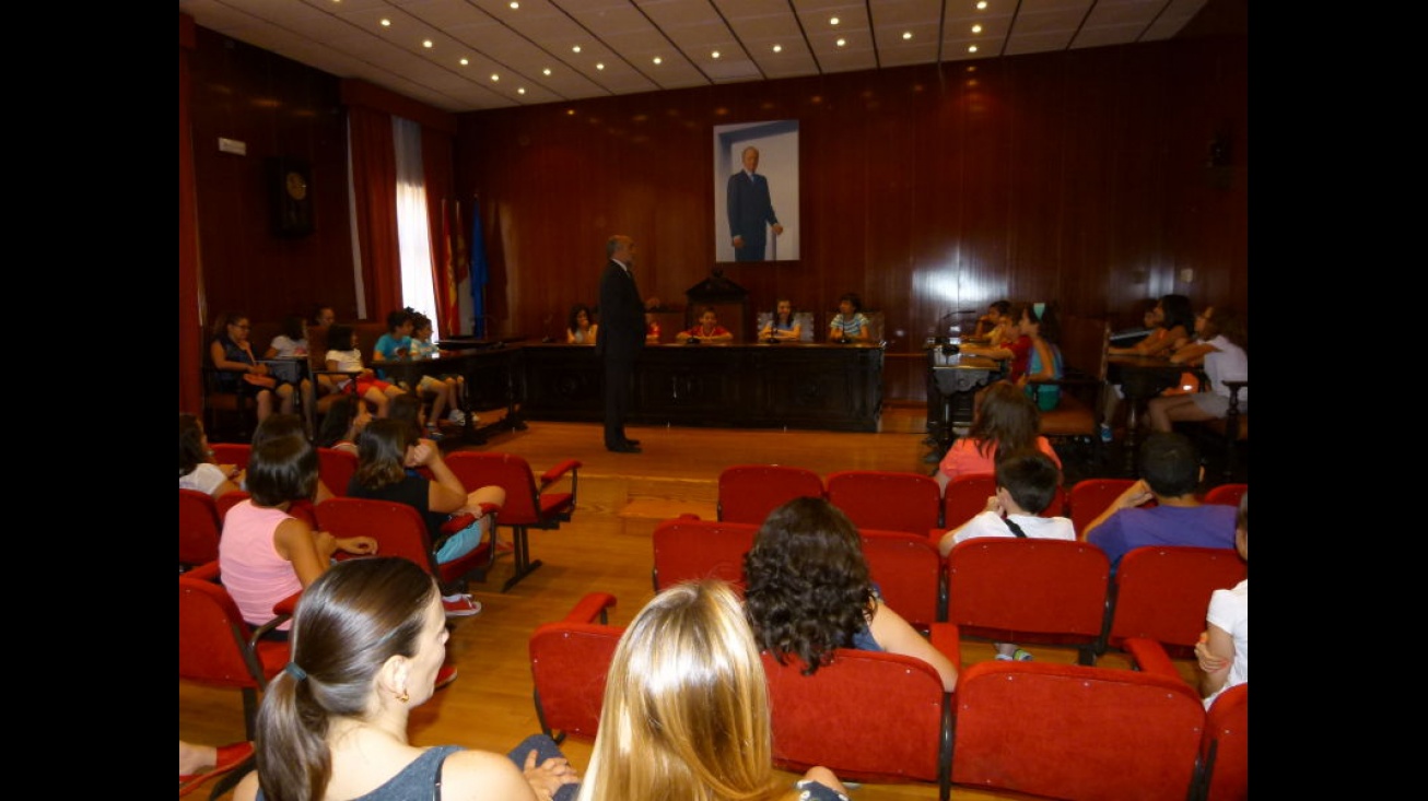 Momento del pleno infantil con alumnado del CEIP "Tierno Galván"