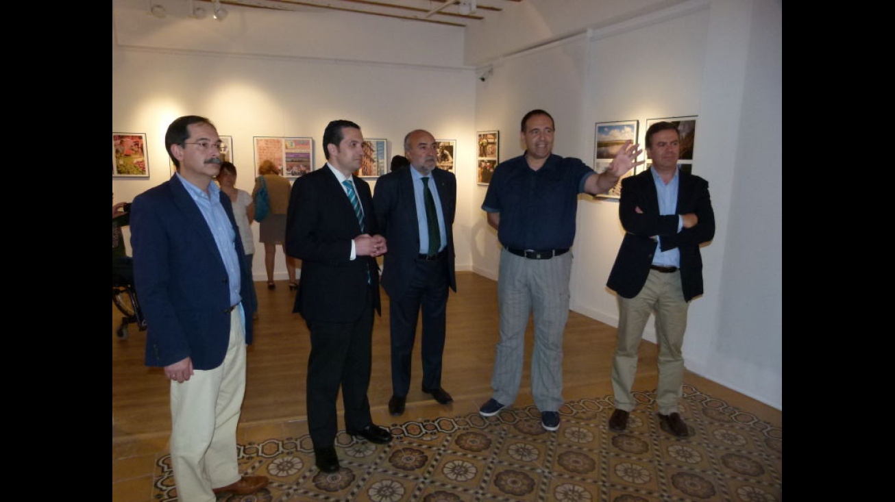 Autoridades junto a José Talavera, autor y comisario de la exposición