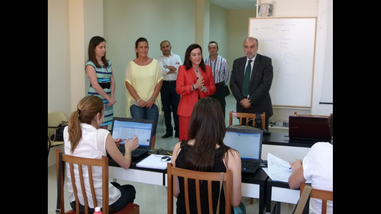 Visita de Paloma Barredo a los talleres de empleo de Manzanares