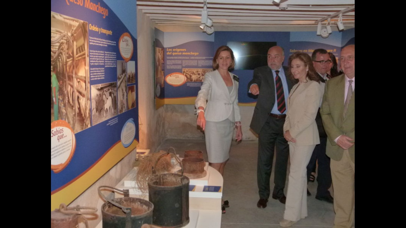 Visita de la presidenta de C-LM al Museo del Queso Manchego