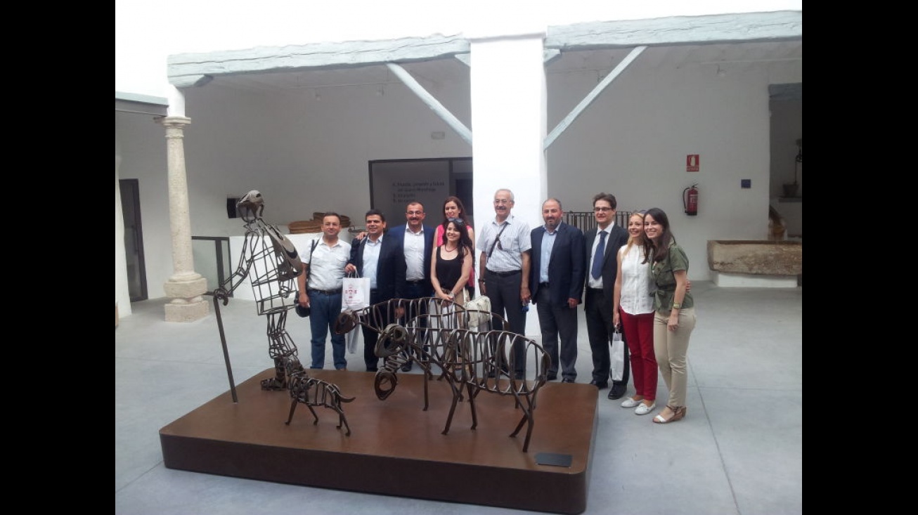 Grupo turco visitando el Museo del Queso Manchego