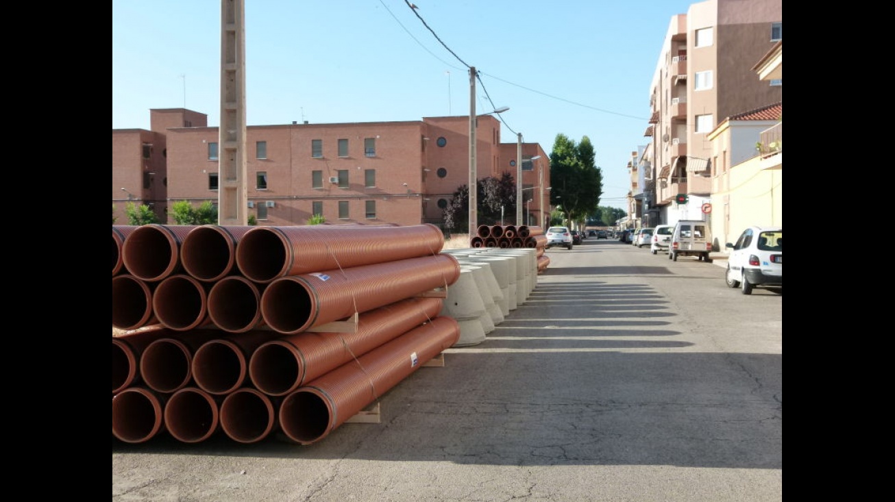 Tuberías preparadas para su instalación en la calle Trafalgar