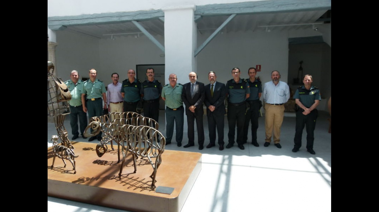 Mandos de la Guardia Civil de Castilla-La Mancha junto al Delegado del Gobierno y autoridades municipales