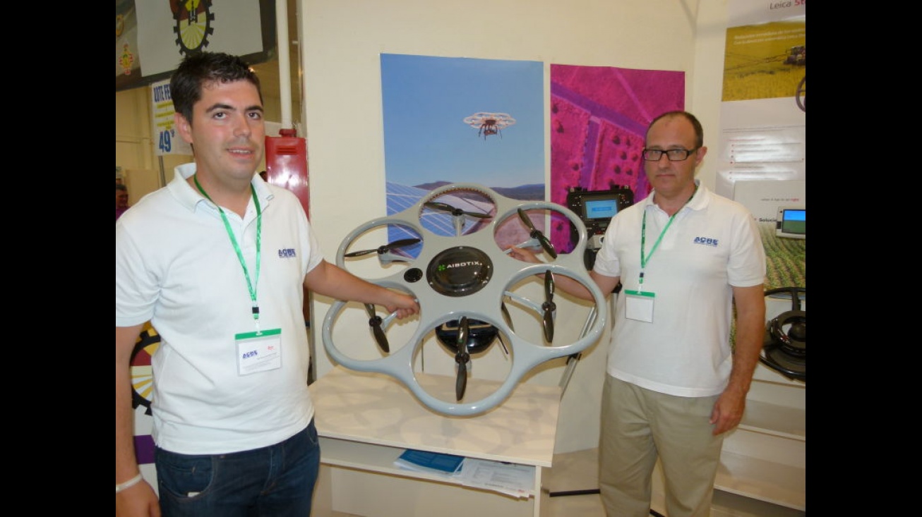 Responsables de Acre Soluciones con el dron premiado