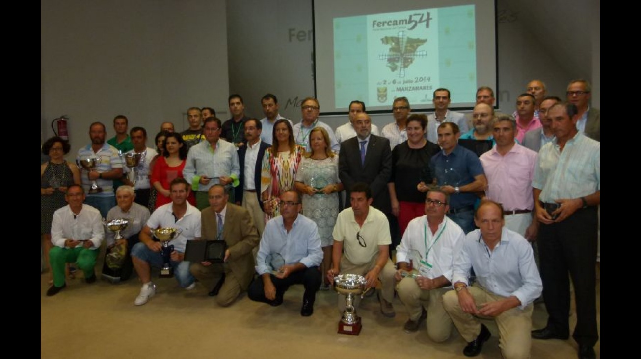 Foto de todos los premiados en la clausura de FERCAM