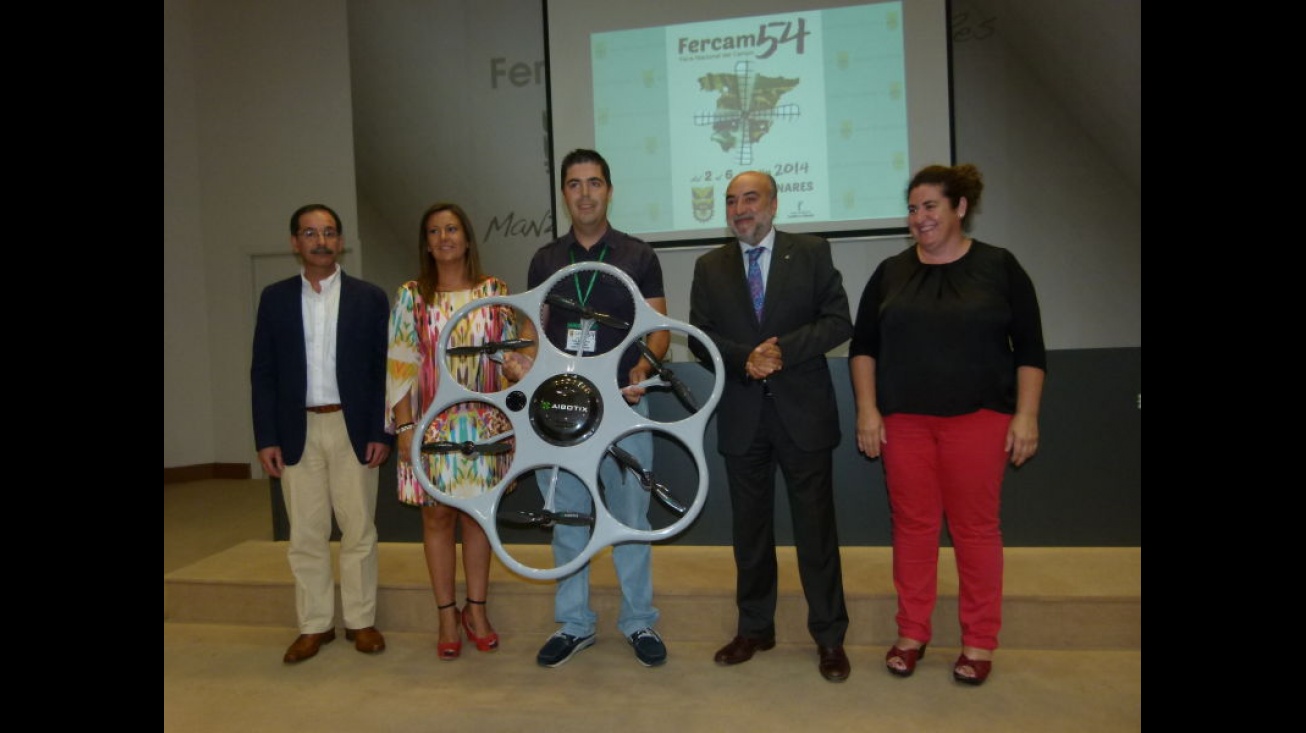 José Antonio Domínguez, con el dron premiado, recogió el galardón