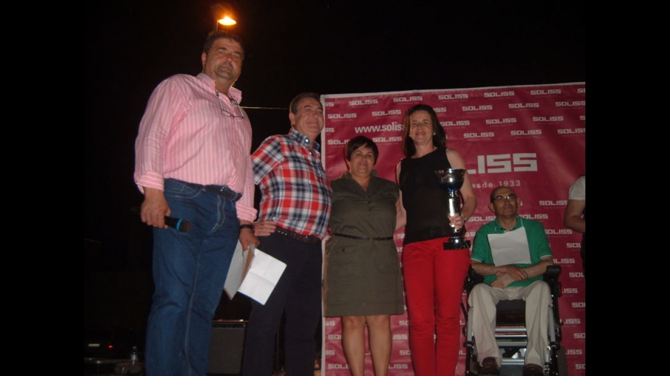 Manuel Sánchez-Gil, presidente de la asociación, y Teresa Jiménez, concejal de Festejos, durante la entrega de premios del concurso de conductoras.