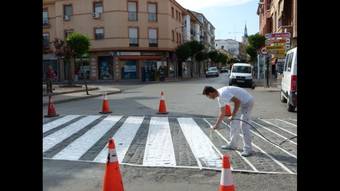 Pintura de uno de los pasos de cebra