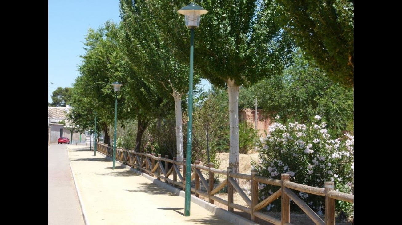 Los jóvenes fueron sorprendidos dañando las farolas de este paseo