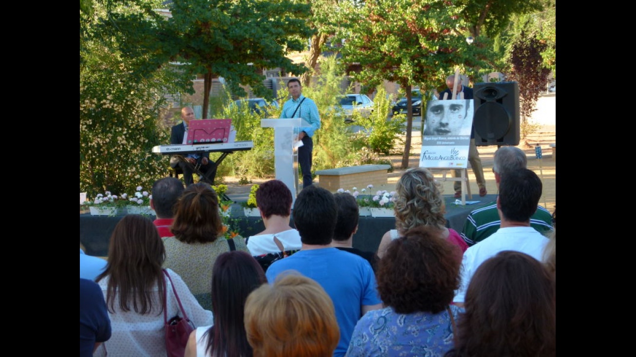 Juan de Dios González, secretario de la AAVV Río Azuer, leyó el manifiesto en memoria de Miguel Ángel Blanco