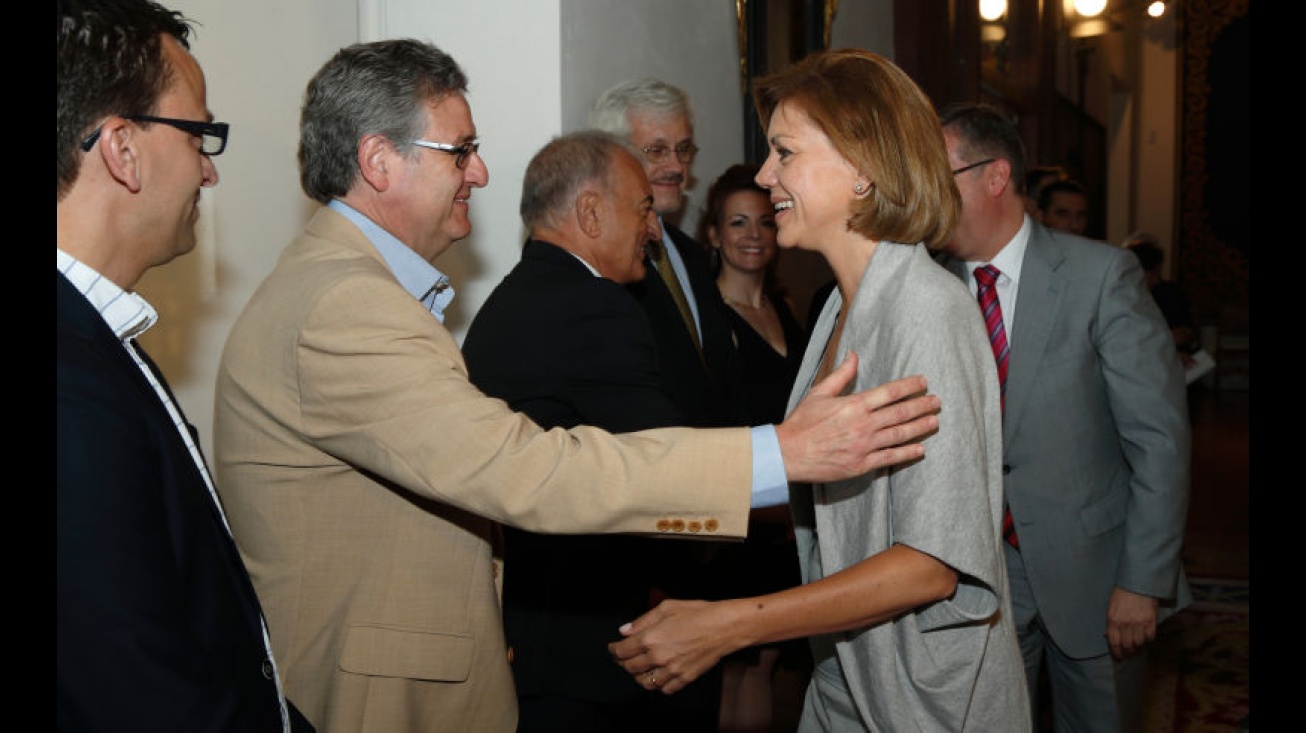 David Abolafia, director del IES Sotomayor junto a María Dolores Cospedal, presidenta del Gobierno de Castilla-La Mancha, tras la firma del convenio