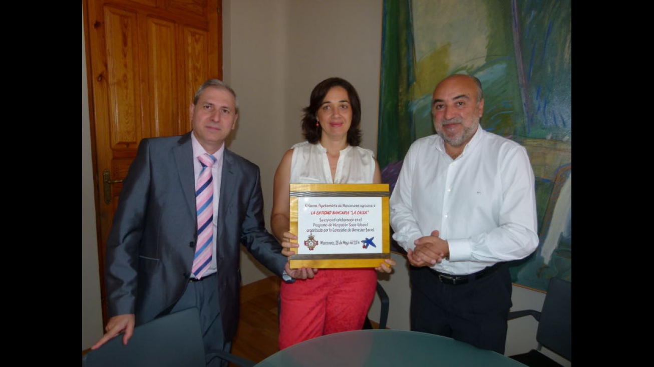 Antonio López de la Manzanara, alcalde de Manzanares, junto a los directores de las sucursales de "La Caixa"