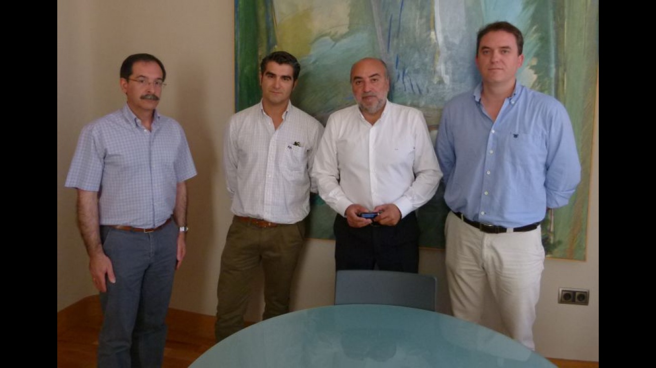 Reunión mantenida entre el alcalde, Antonio López de la Manzanara con el director y el jefe de estudios del IES Azuer