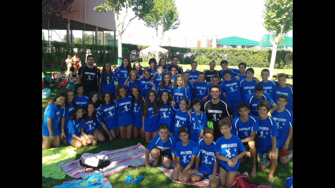 Participantes del campus en la piscina