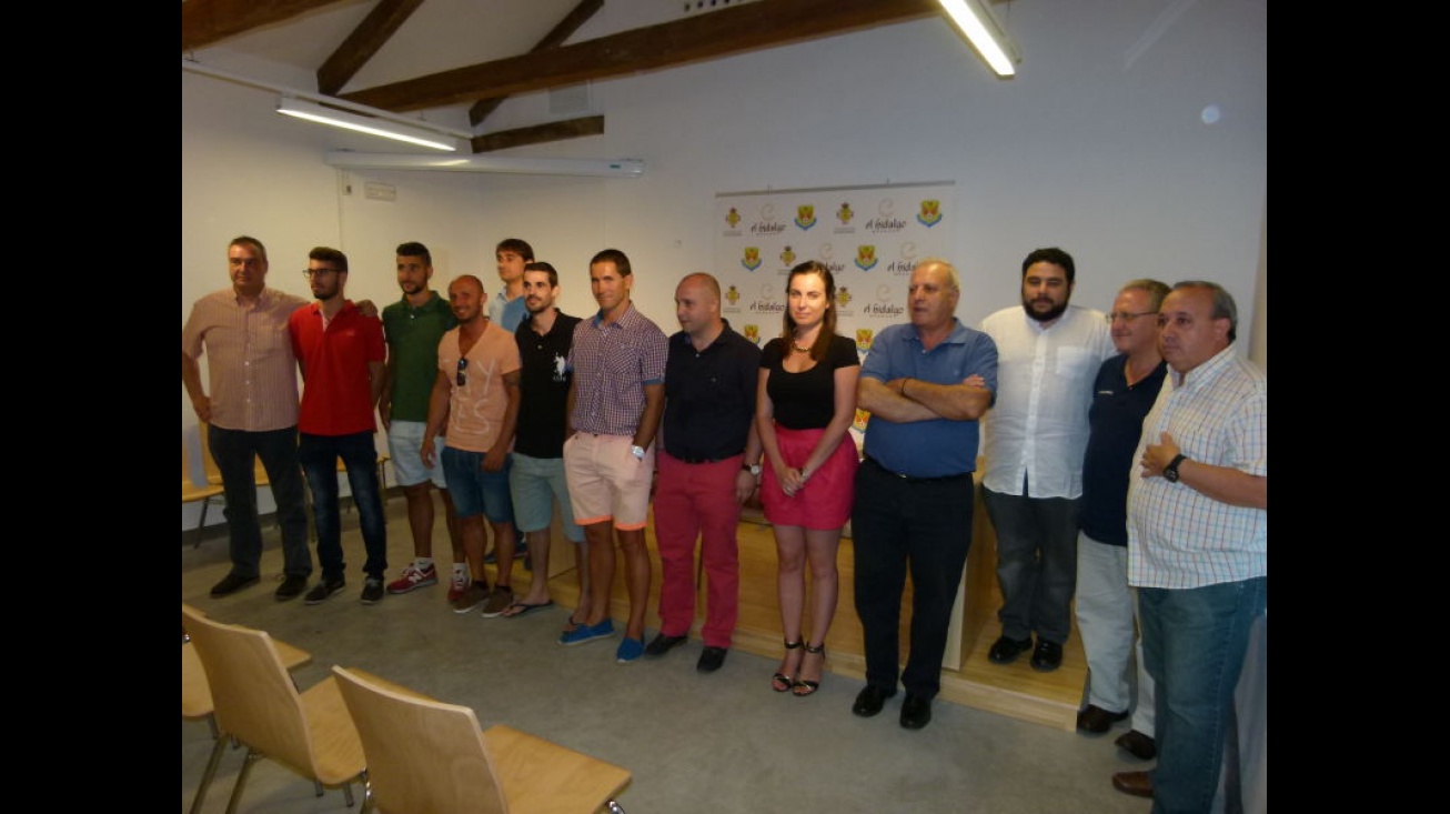 Jugadores, técnicos y directivos junto a la concejal de Deportes tras la presentación del proyecto deportivo