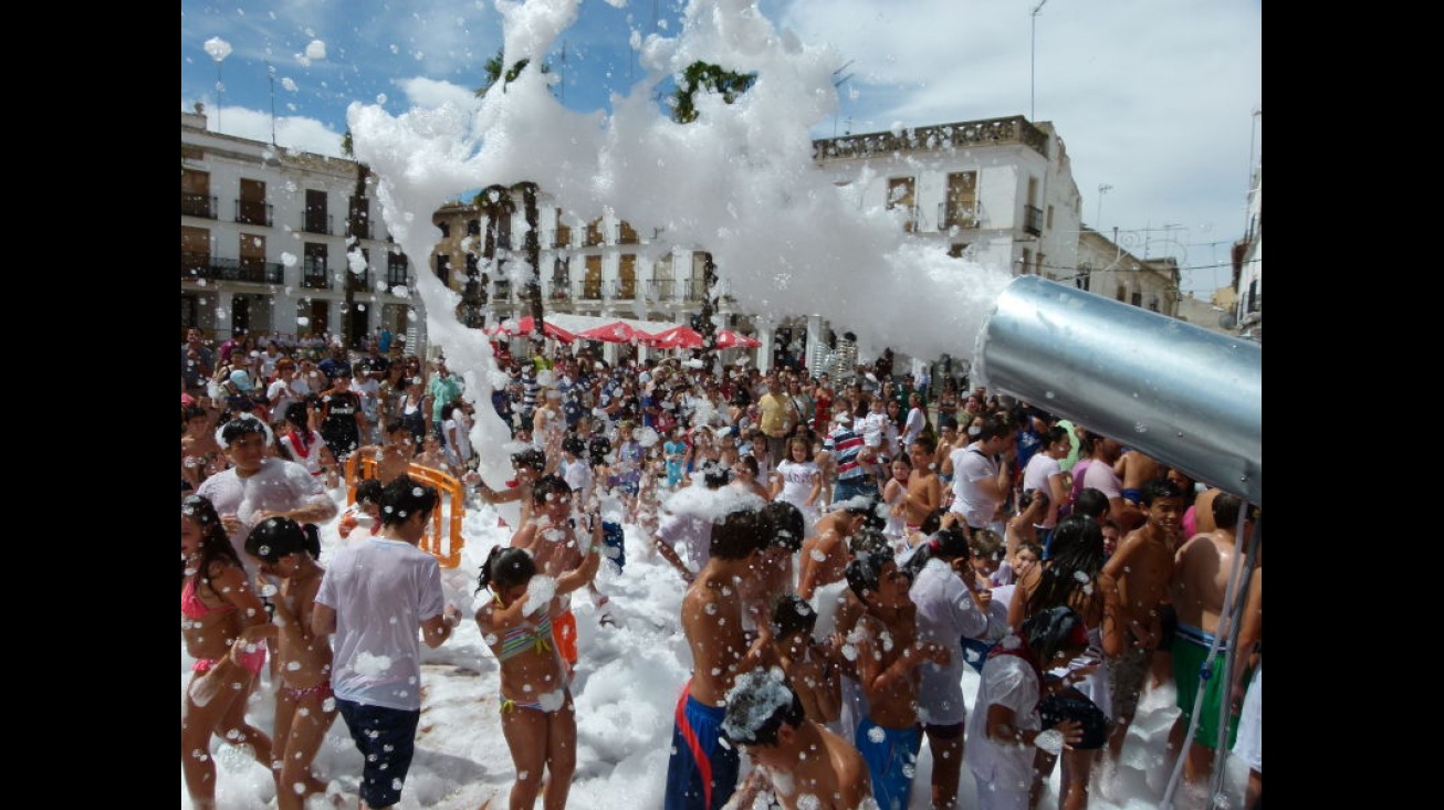 Fiesta de la espuma en la plaza