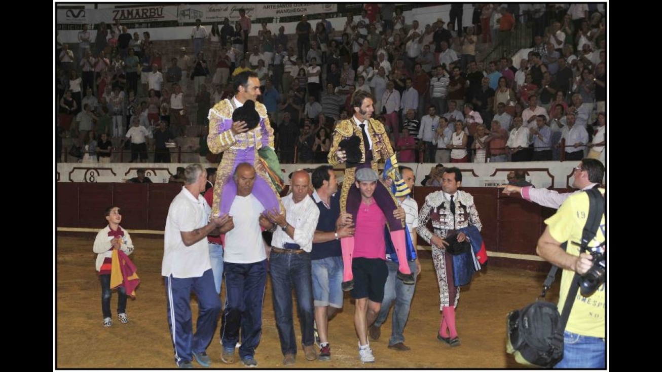 El Cid y Padilla, a hombros en Manzanares. Foto: Roque Jesús Cuesta