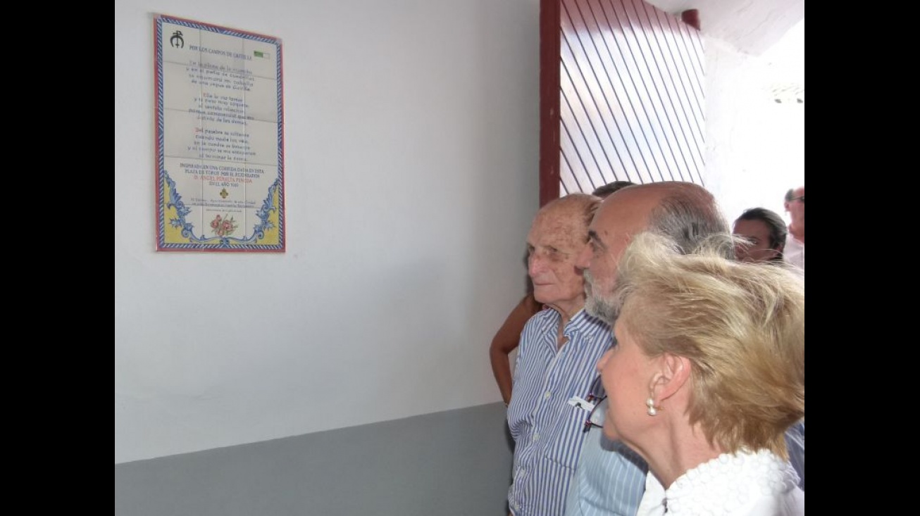 Ángel Peralta, tras descubrir la placa, junto al alcalde y a la diputada nacional Carmen Quintanilla