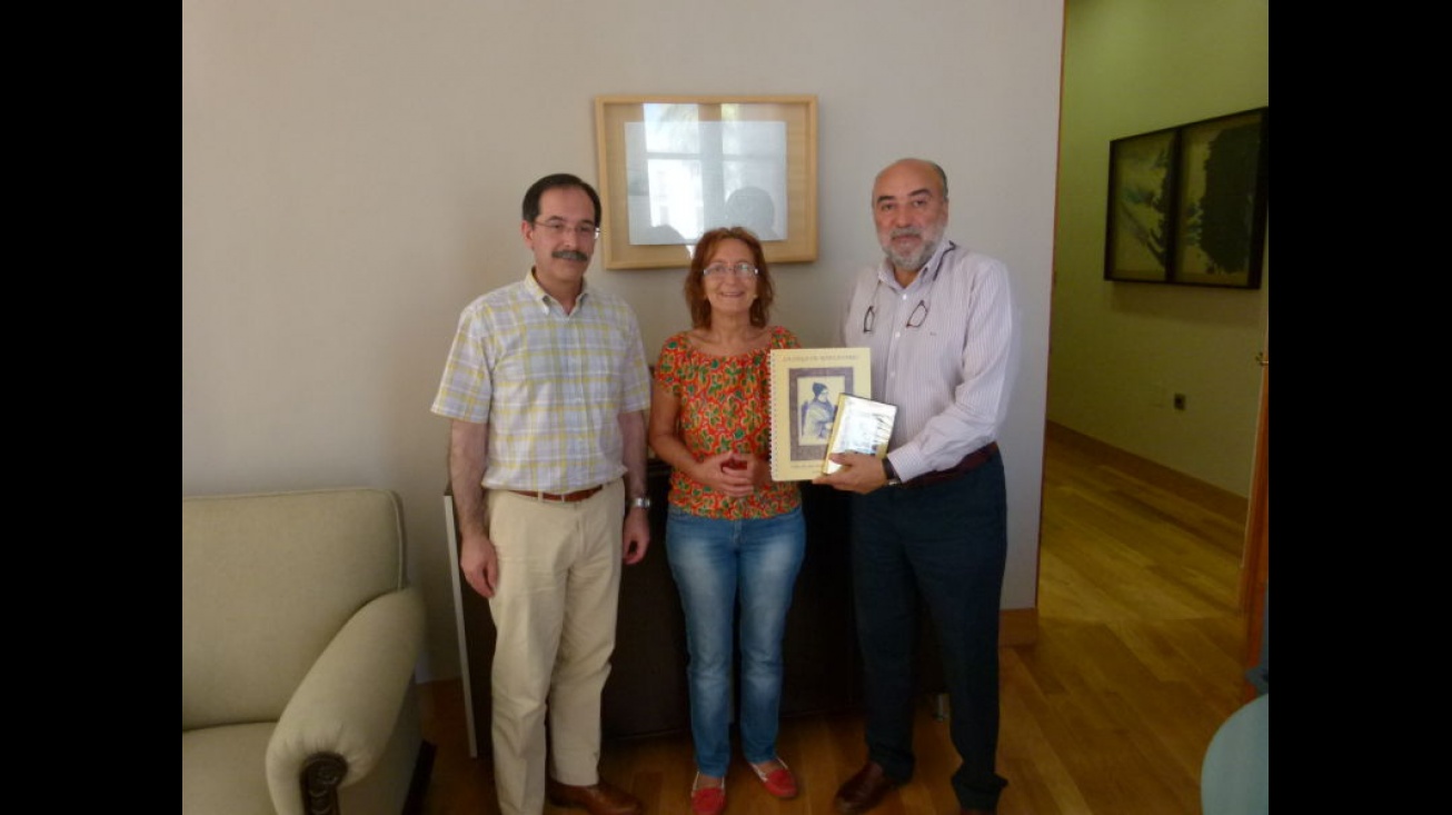 El alcalde, Antonio López de la Manzanara, junto a Manuel Martín-Gaitero y Manoli Carrión