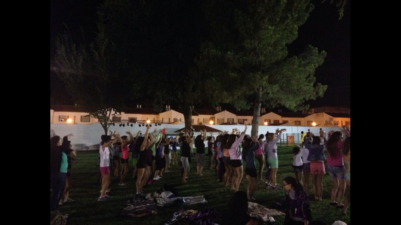 Participantes durante las actividades en la Piscina Municipal