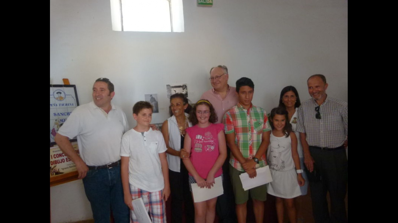 Ganadores del concurso junto a la familia de Ignacio Sánchez Mejías