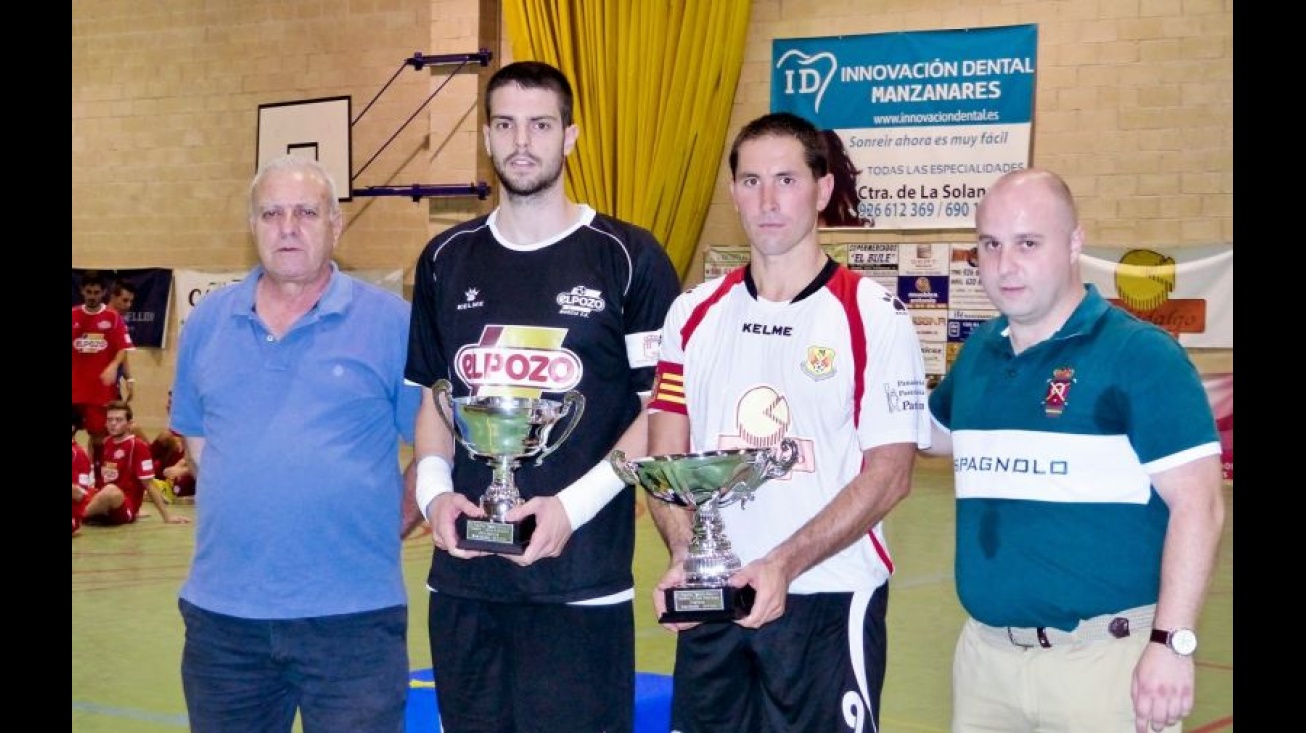 Los capitanes recibieron los trofeos. Foto: Manzanares FS (José A. Romero)