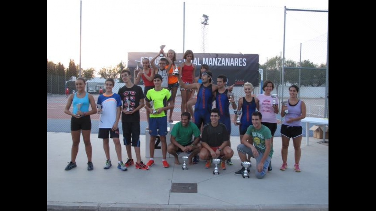 Plantel de premiados en el Acuatlón.