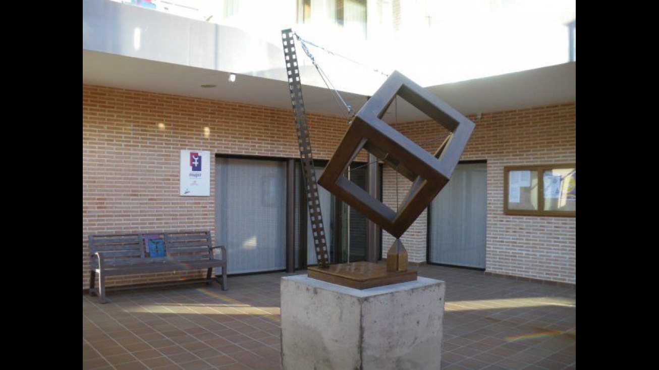 Escultura en el patio del Centro de la Mujer