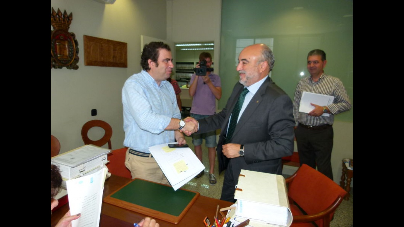 Firma de la escritura de los terrenos entre el coordinador de Fomento y el alcalde de Manzanares