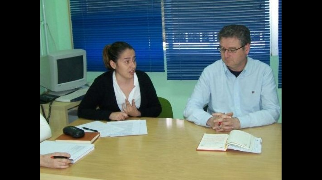 María José Sanchís, en una reunión de trabajo junto al director del IES "Sotomayor", David Abolafia