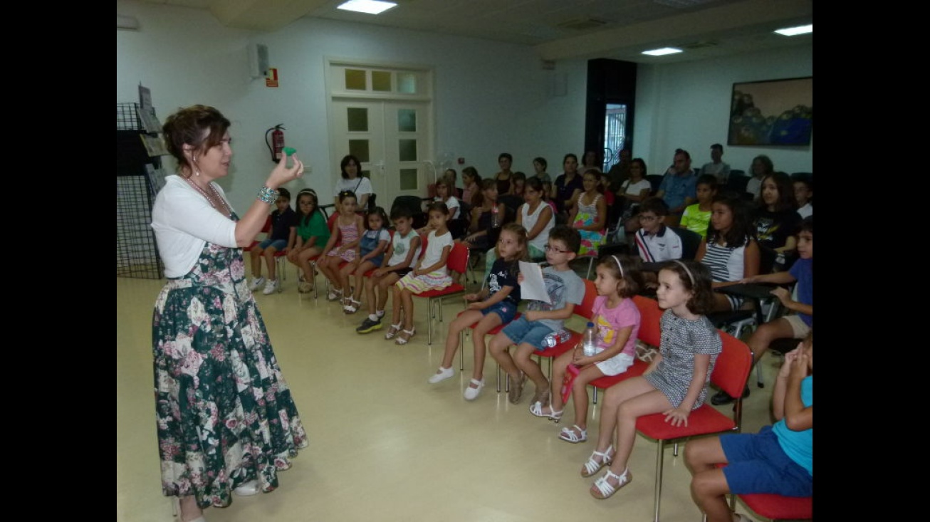 Violeta Monreal, durante el encuentro con pequeños lectores