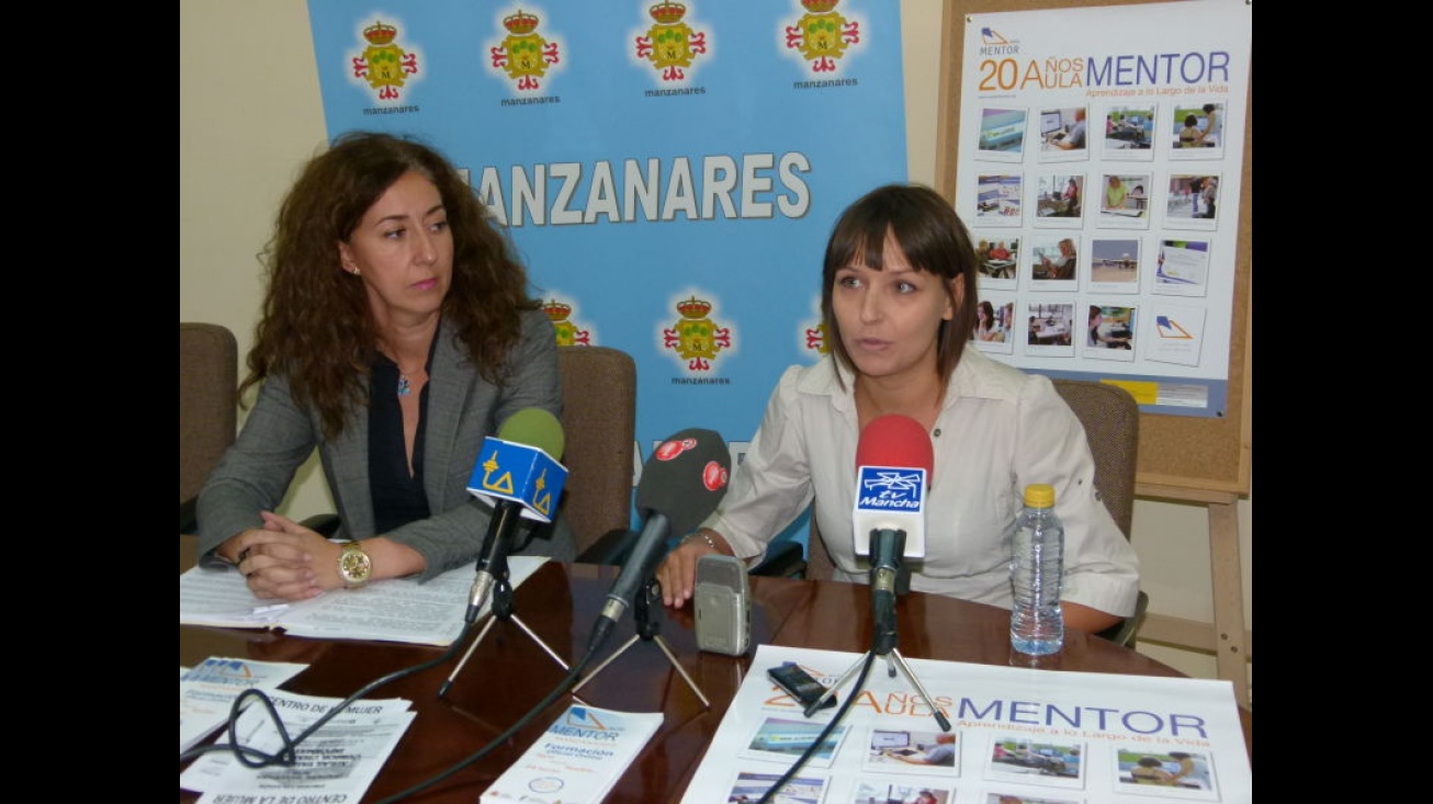 Rebeca Sánchez-Maroto, concejal de Bienestar Social, y Raquel Cañadas, administradora del Aula Mentor-Manzanares