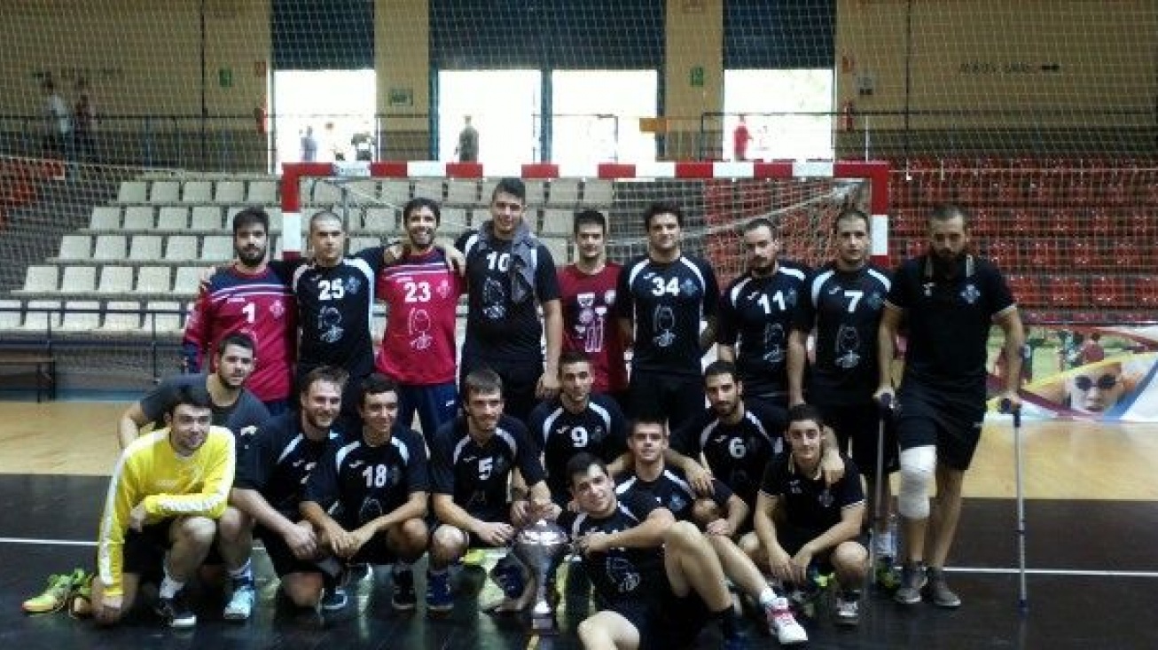 Plantilla del BM Manzanares con el trofeo de subcampeón