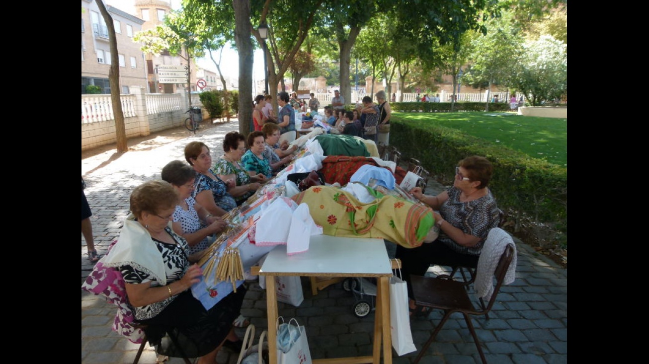 Participantes en el encuentro, celebrado en el parterre del Río