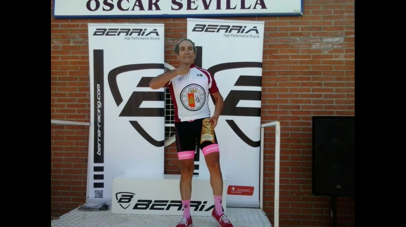 Hilario Tolosa, en el podium con el maillot de campeón regional