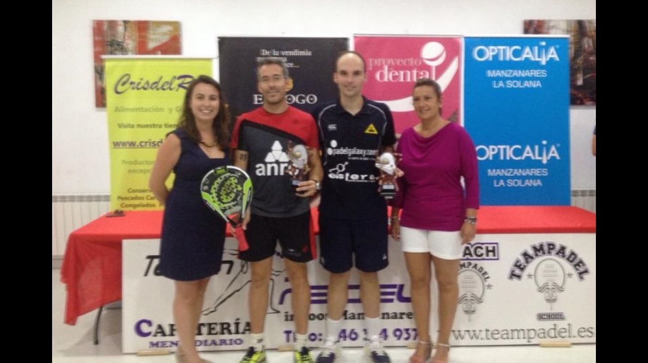 Carmen Beatriz Alcolea y Lola Serna junto a la pareja ganadora en el torneo masculino