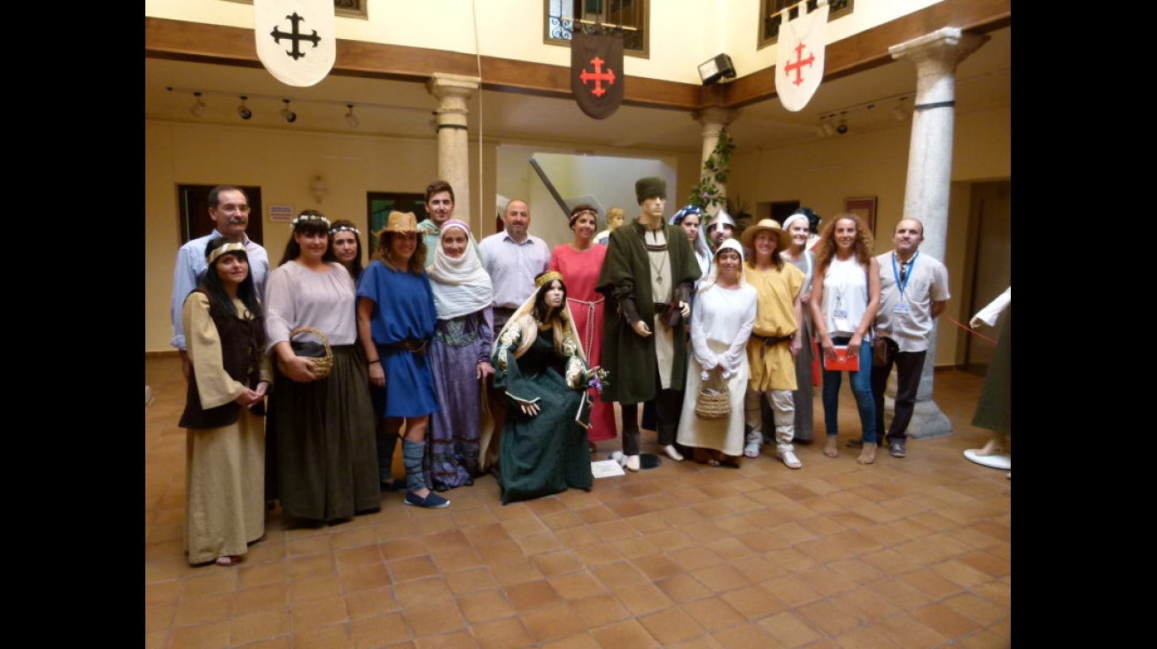 Los protagonistas de las visitas teatralizadas, junto a las autoridades en la exposición de la Casa de Cultura