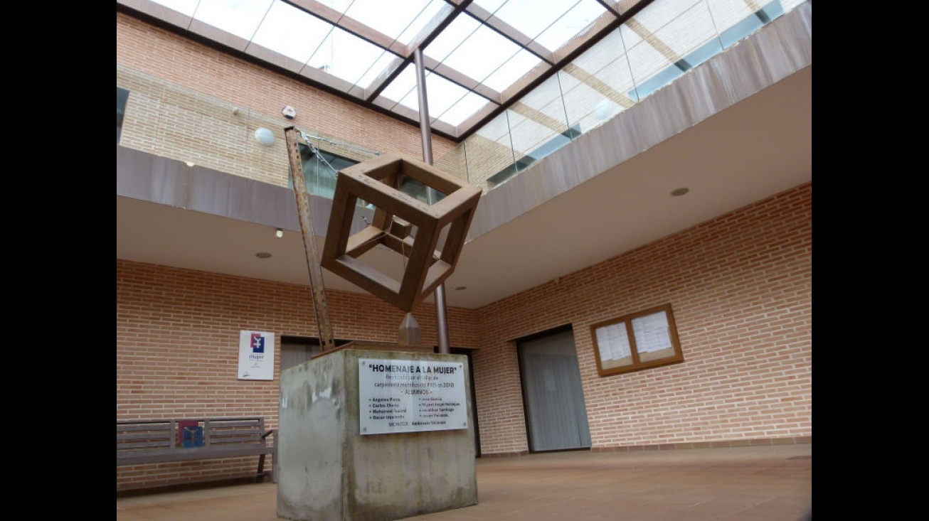 Patio de entrada del Centro de la Mujer