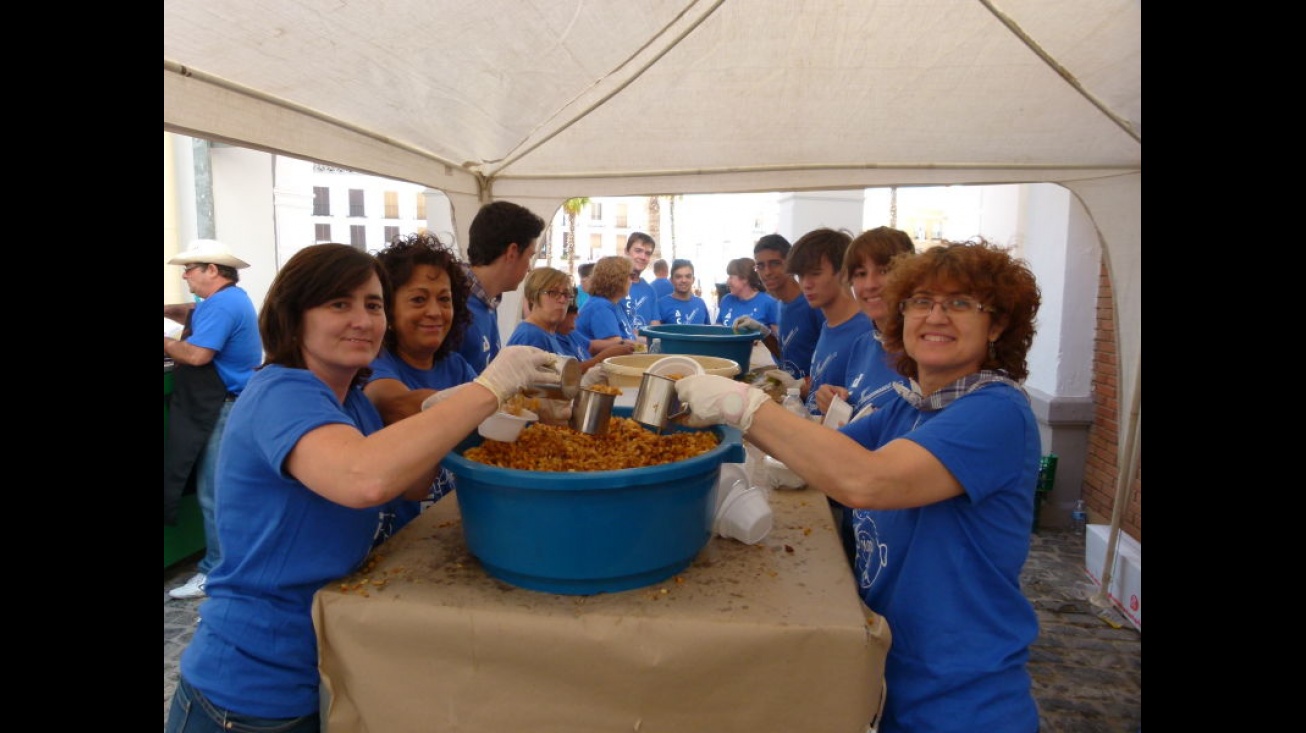 Miembro de ACECE y colaboradores preparando las migas