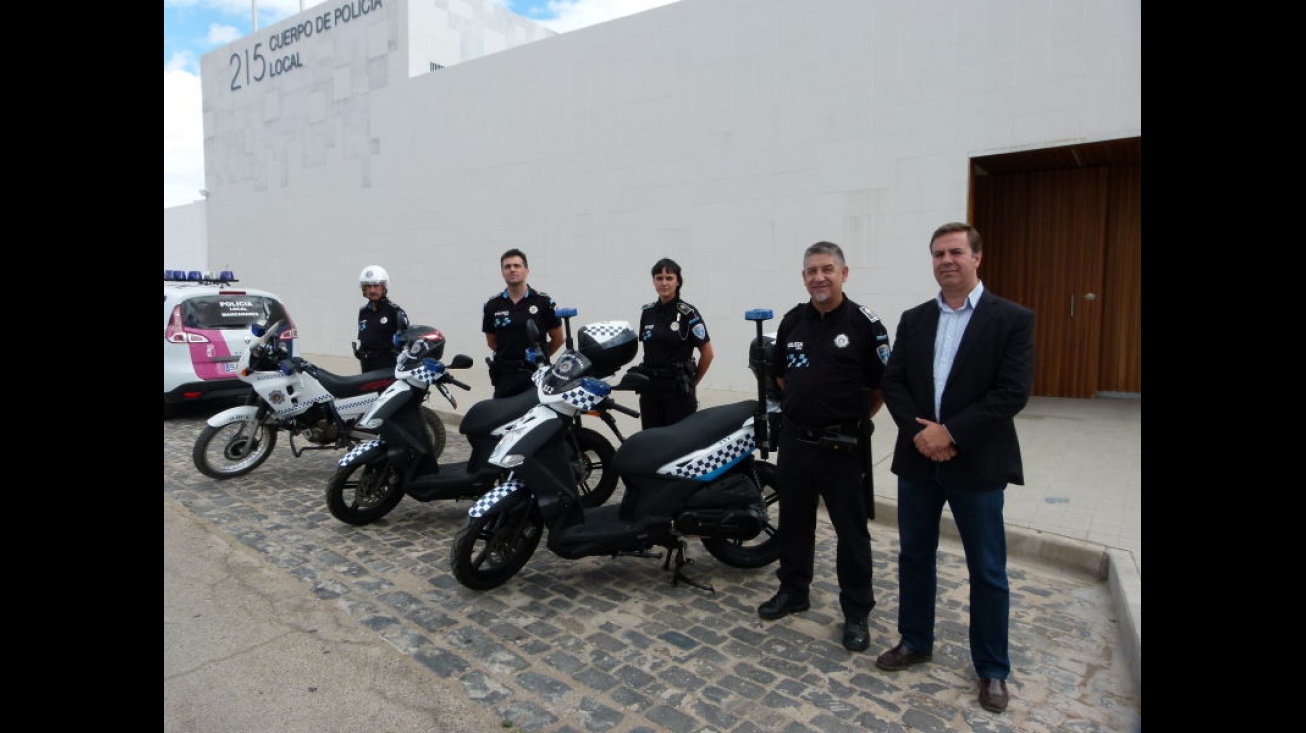 Las nuevas motocicletas, junto a la moto de la patrulla rural