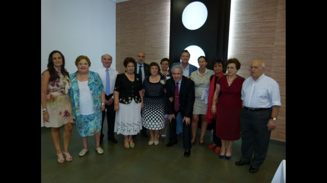 García Ferrer, junto a autoridades locales, miembros del Consejo de Mayores y personal del Centro de Mayores