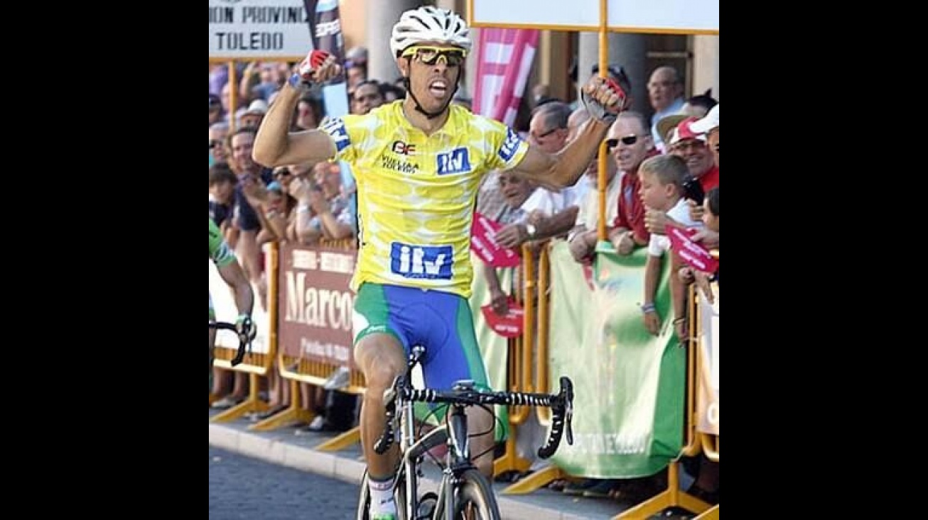 Pedro Merino con el maillot amarillo de la Vuelta a Toledo