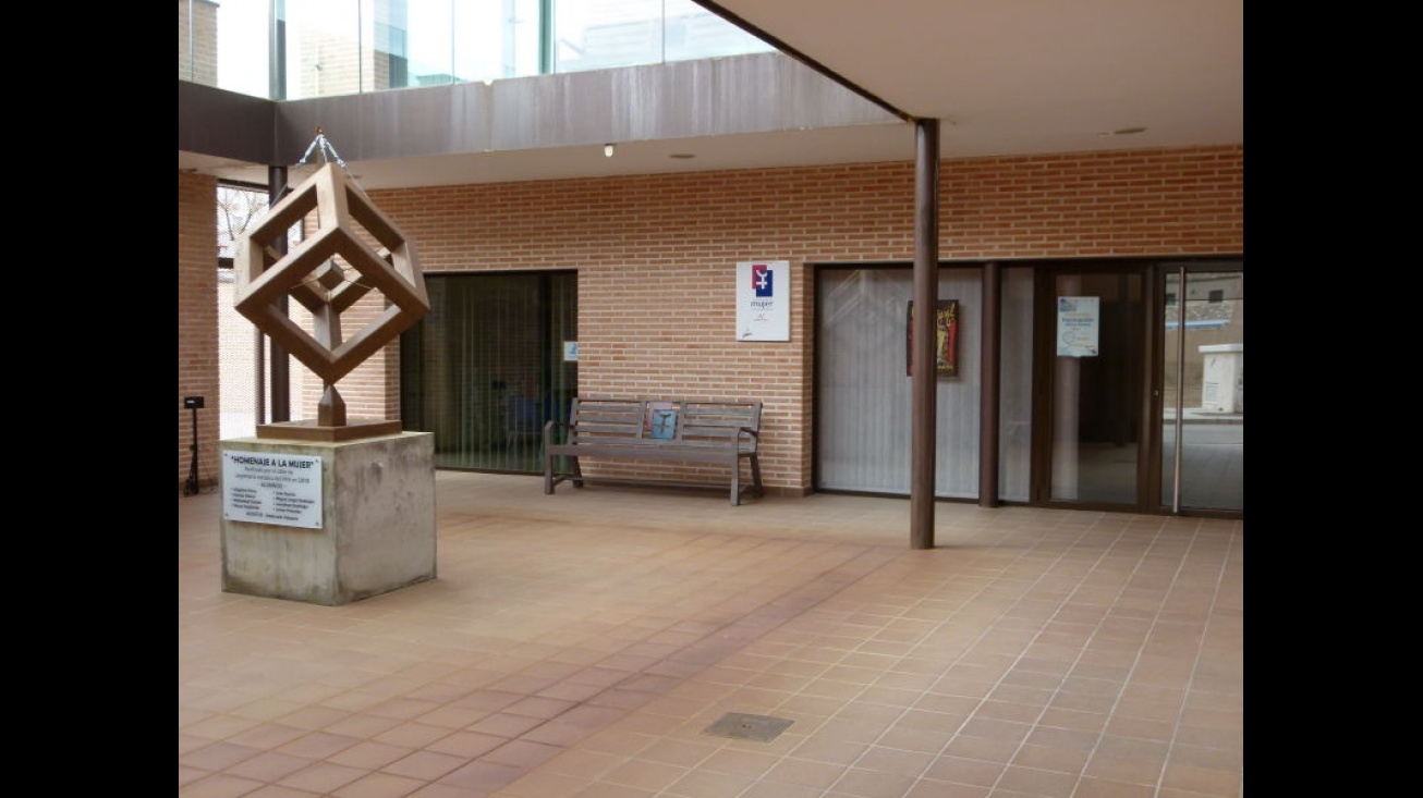 Entrada del Centro de la Mujer